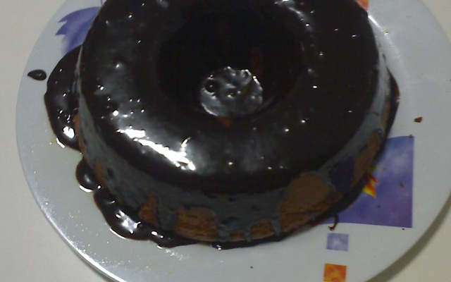 Bolo com casca de laranja e chocolate