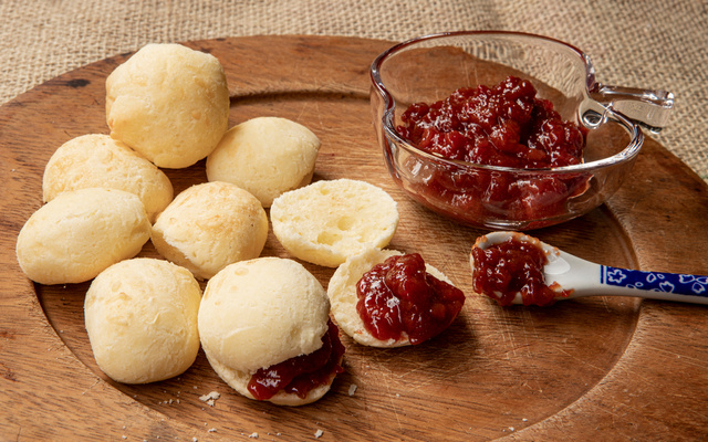 Pão de queijo com goiabada low carb