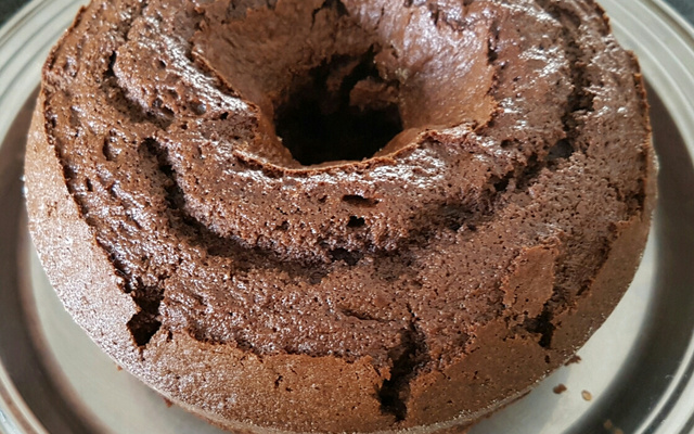 Bolo de chocolate integral com cobertura