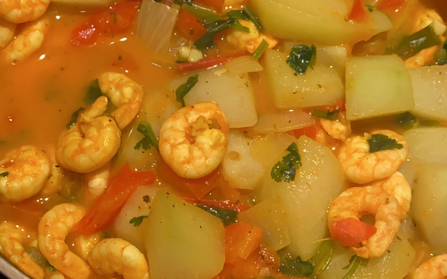 Camarão com chuchu prático