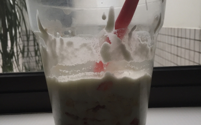 Merengue de morango e suspiro