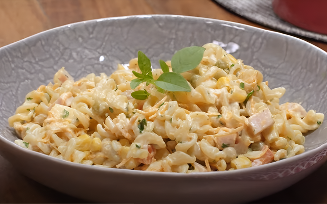 Macarronese simples em prato fundo com folha decorando