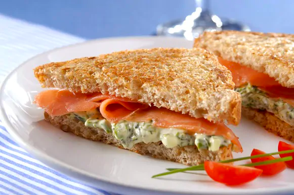 Sanduíche de salmão defumado com brócolis