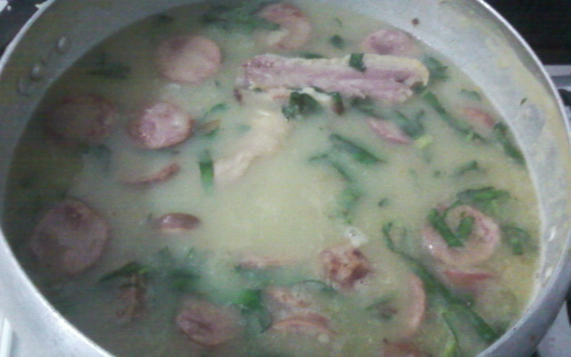 Caldo verde com calabresa