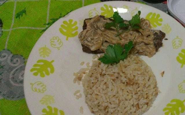 Bife acebolado com molho de maionese