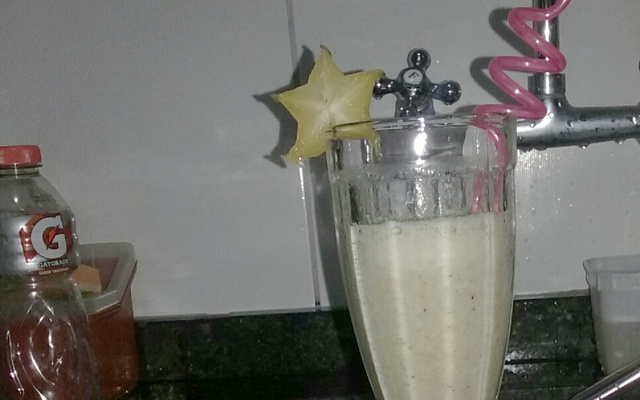 Vitamina de carambola com kiwi e Ades