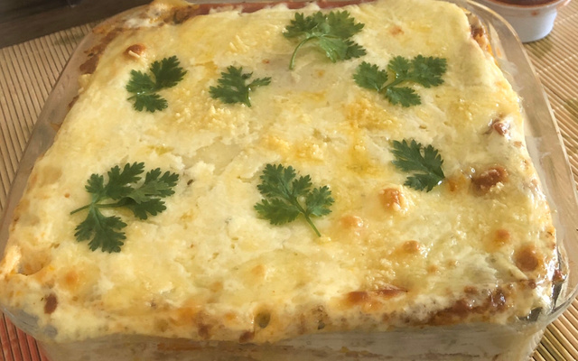 Lasanha com carne moída e molho branco