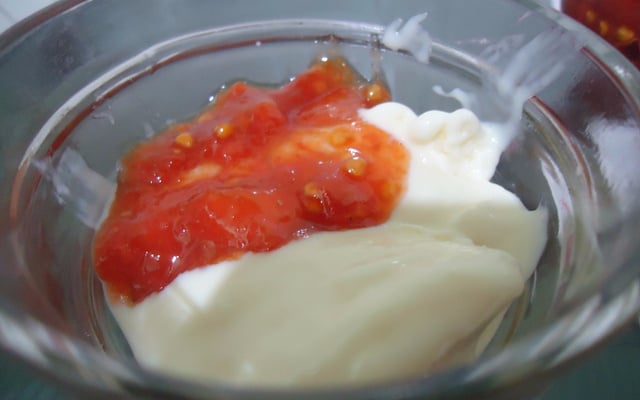 Sorvete de creme simples com calda de goiaba