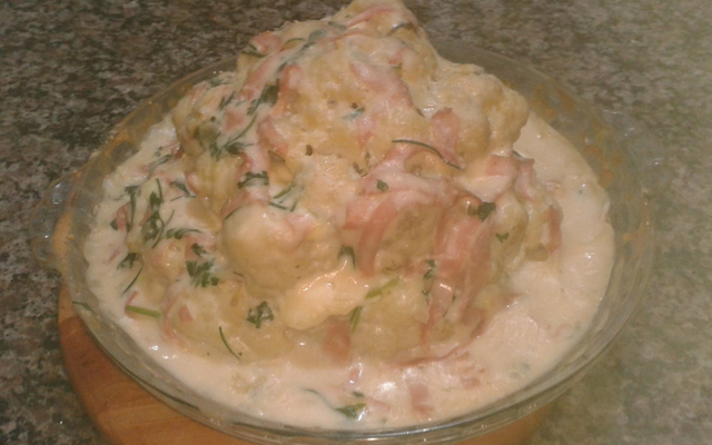 Couve-flor recheada com queijo minas ao molho branco