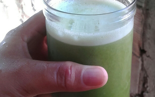 Suco de couve com laranja e gengibre