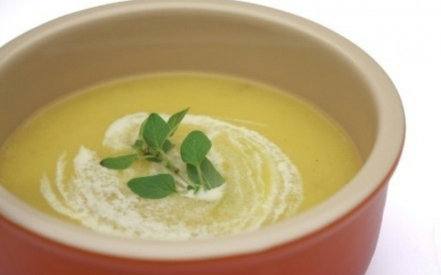 Caldo de mandioquinha e gorgonzola