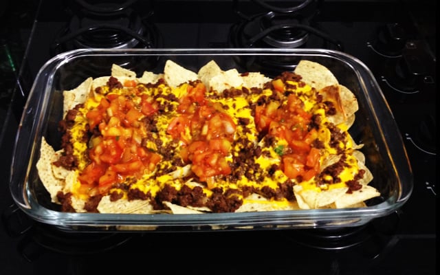 Nachos com carne e cheddar