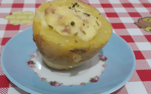 Batata recheada com bacon e catupiry