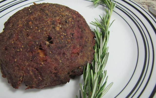 Bolinho de carne moída e escarola