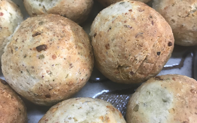 Bolinho de arroz com queijo na air fryer