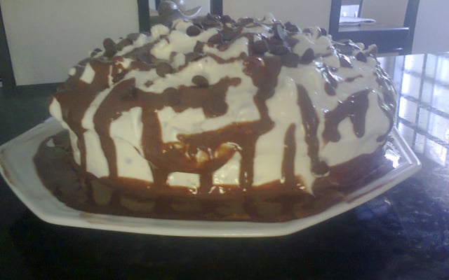 Bolo de chocolate com cobertura de marshmallow