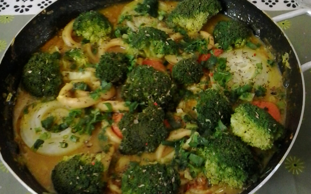 Anéis de lula com camarão ao curry