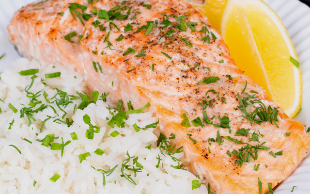 Salmão ao molho de alecrim com risoto à piemontese