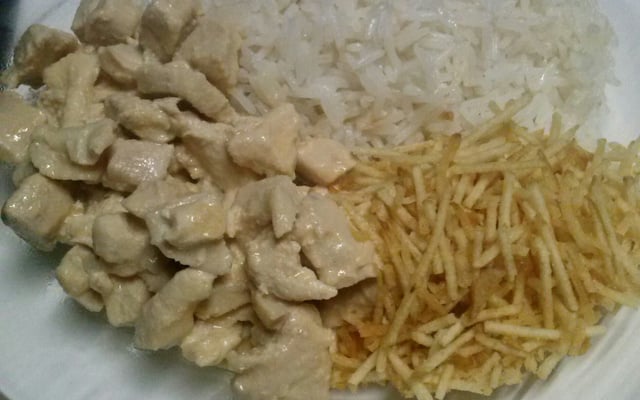 Estrogonofe de frango simples e delicioso