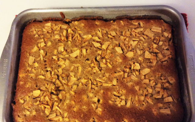 Bolo super fácil de maçã com noz-moscada