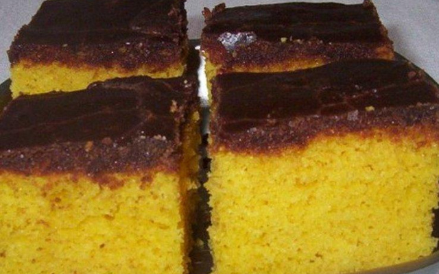 Bolo de cenoura com calda de chocolate