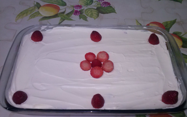 Torta super fácil de morango com chantilly