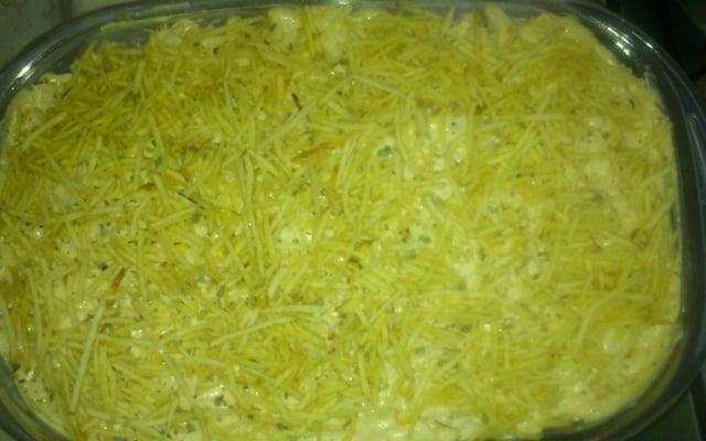 Torta de pão de forma no forno.