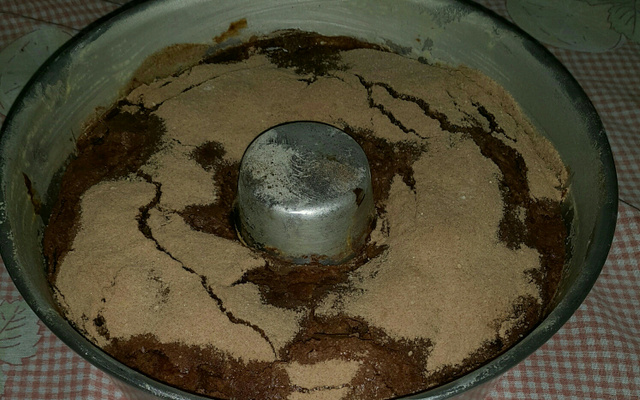 Bolo de banana com canela e uvas passas