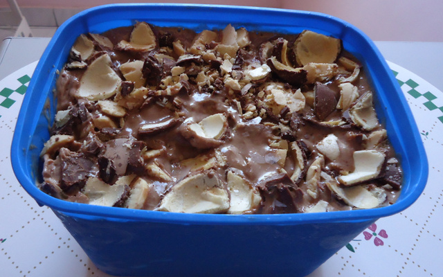 Sorvete de chocolate com ameixa preta