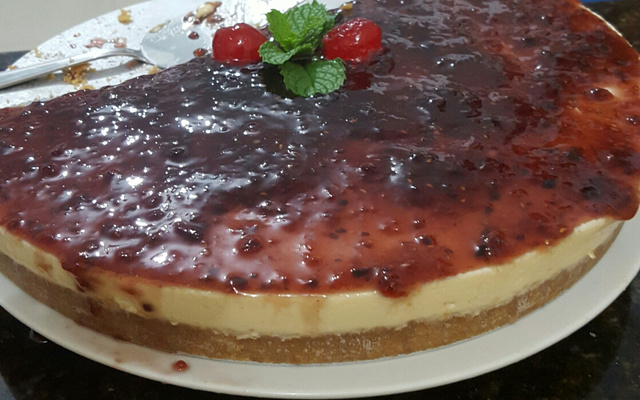 Cheesecake com calda de frutas vermelhas