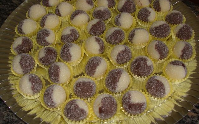 Docinho bicolor de leite em pó