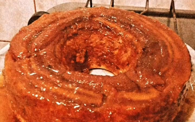 Bolo de banana com calda de caramelo