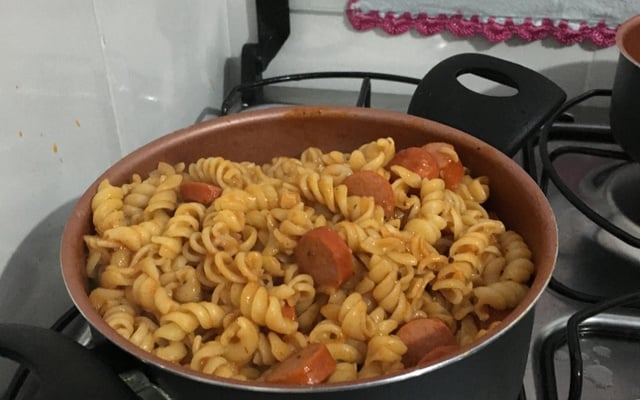 O suculento macarrão com salsicha