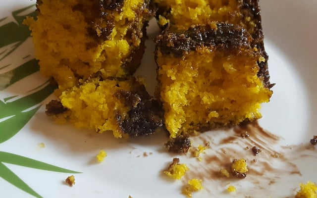 Bolo de cenoura mesclado com chocolate de liquidificador