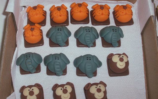 Docinhos modelados com leite ninho e leite condensado