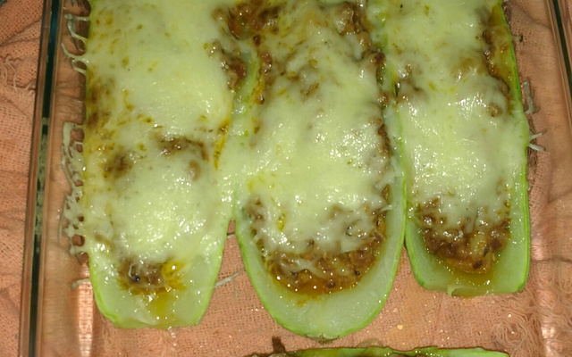 Canoa de abobrinha recheada com carne moída