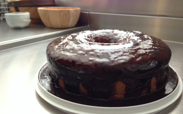 Bolo de cenoura com calda de chocolate que derrete na boca