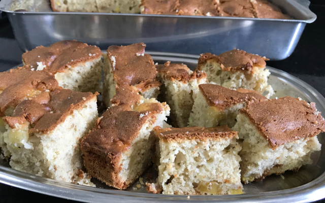 Bolo de liquidificador de maçã e banana