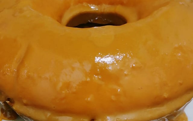 Bolo com cobertura de doce de leite