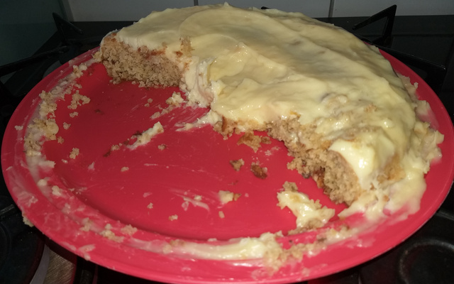 Bolo de aveia com cobertura de leite condensado 