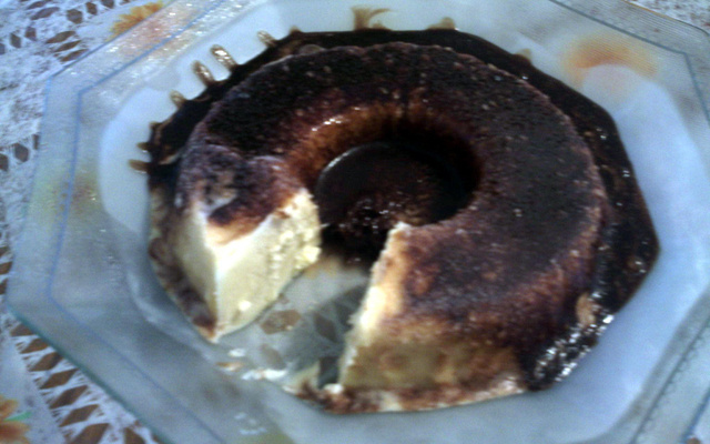 Sorvete de leite condensado com calda de chocolate