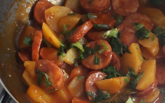 Ensopado de linguiça com batata