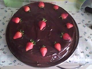 Bolo de chocolate com morango super fácil