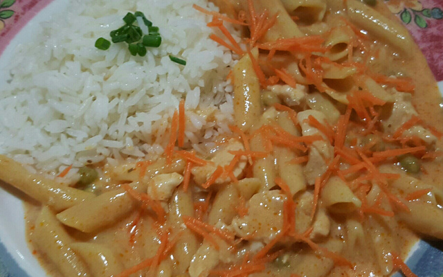 Macarrão com frango na panela de pressão