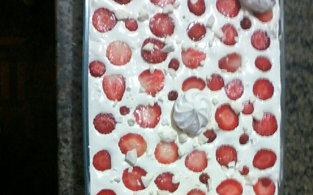 Creme de morango com suspiro