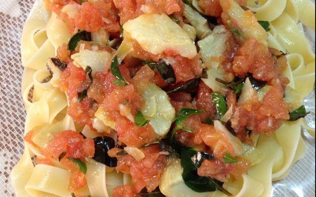 Talharim com tomate picado e fundos de alcachofra