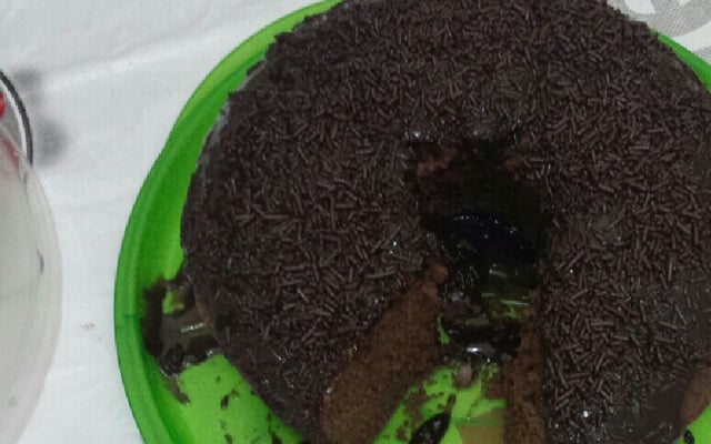 Bolo de chocolate de microondas com calda de falso brigadeiro
