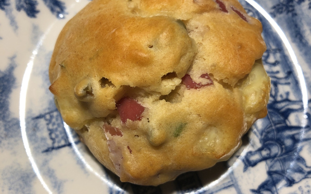 Muffins de lingüiça, queijo e azeitonas pretas