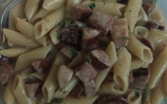 Penne com calabresa cremoso