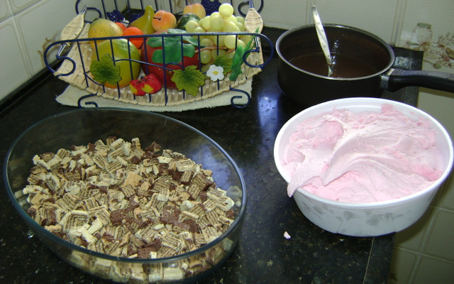 Torta de brigadeiro, sorvete e bis